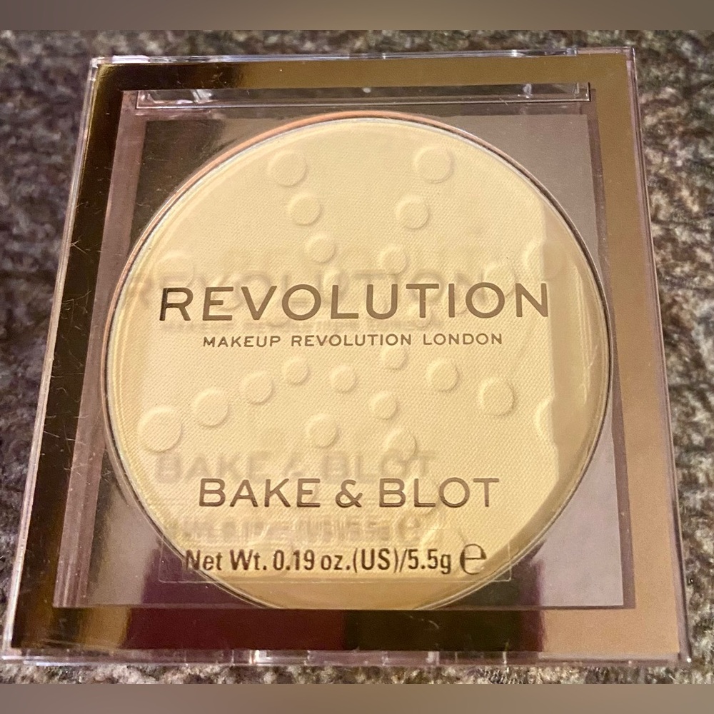 Makeup NWT Revolution Bake & Blot Pressed Powder - BANANA